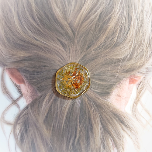 グリーンと可愛いお花をちりばめた レジンのヘアゴム／金木犀、ミモザ