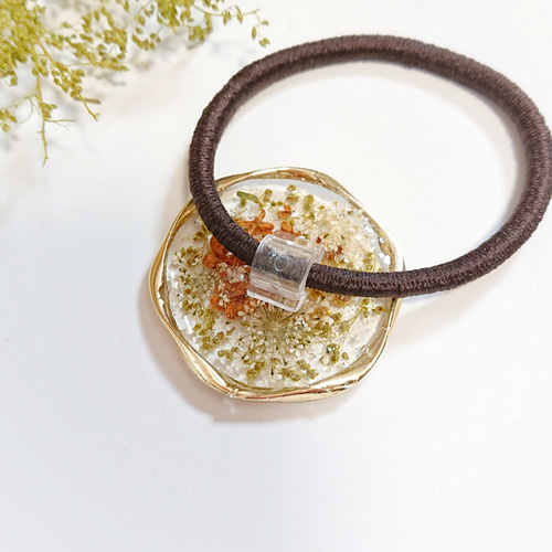 グリーンと可愛いお花をちりばめた レジンのヘアゴム／金木犀、ミモザ