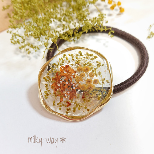 グリーンと可愛いお花をちりばめた レジンのヘアゴム／金木犀、ミモザ