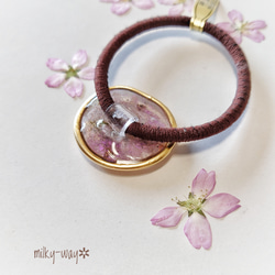 ケイオウ桜と優美な歪みリングのヘアゴム／紫レジンに霞む桜 3枚目の画像