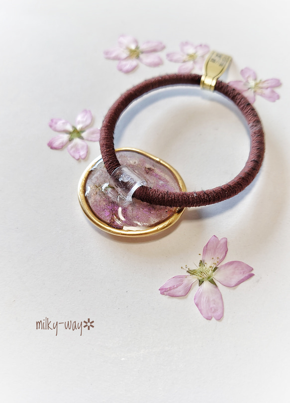 ケイオウ桜と優美な歪みリングのヘアゴム／紫レジンに霞む桜 3枚目の画像