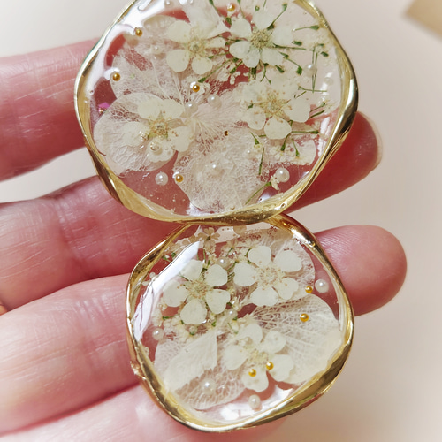 ひまうい様　6.3 花　レジンヘアゴム　白　花のフィルムを入れたもの レジン】セリア新作モールドを使って、お花のヘアゴムを作ったよ