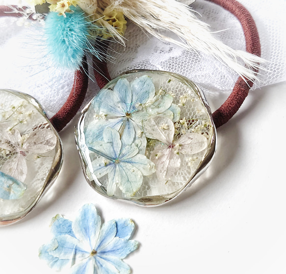 紫陽花✤万華鏡の押し花とレース模様ヘアゴム/八重咲きブルーの花びら❀ 2枚目の画像