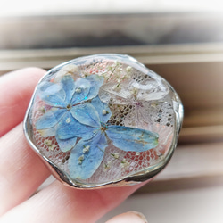 紫陽花✤万華鏡の押し花とレース模様ヘアゴム/八重咲きブルーの花びら❀ 4枚目の画像