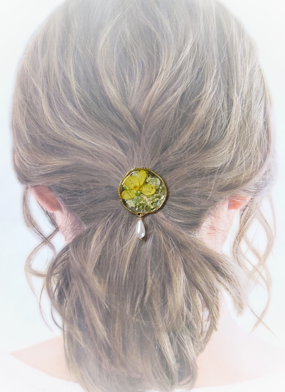 ライムグリーンの紫陽花とペリドット✧爽やかヘアゴム/揺れるパールドロップ！ 4枚目の画像