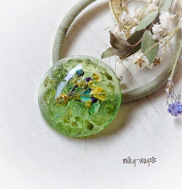 オリーブグリーンペリドットとかすみ草の花束✤ヘアゴム/パワーストーンとお花… 2枚目の画像