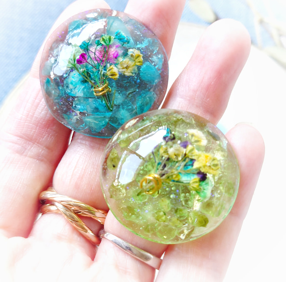 オリーブグリーンペリドットとかすみ草の花束✤ヘアゴム/パワーストーンとお花… 4枚目の画像