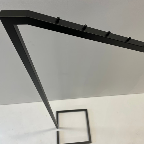 アイアンハンガーラック『 Cygnus / ブラック 』｜ミニマルデザインと