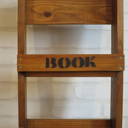 表紙が見える 本棚 マガジンラック ブックスタンド 杉 無垢材 立て掛け ラダーシェルフ「Creema限定」 3枚目の画像
