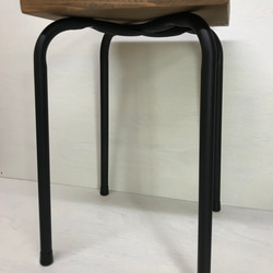 リメイク パイプ椅子 スツール カフェ風 古材 無垢材 鉄脚 3枚目の画像