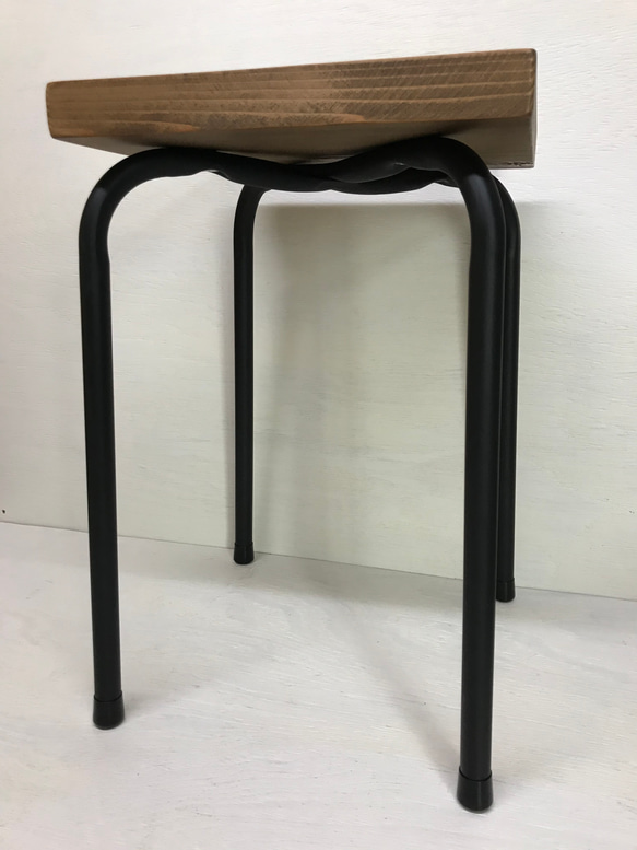 リメイク パイプ椅子 スツール カフェ風 古材 無垢材 鉄脚 3枚目の画像