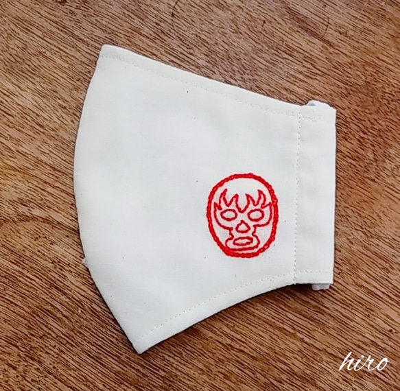 ワンポイント刺繍 立体マスク【小学校低学年くらい】赤 1枚目の画像