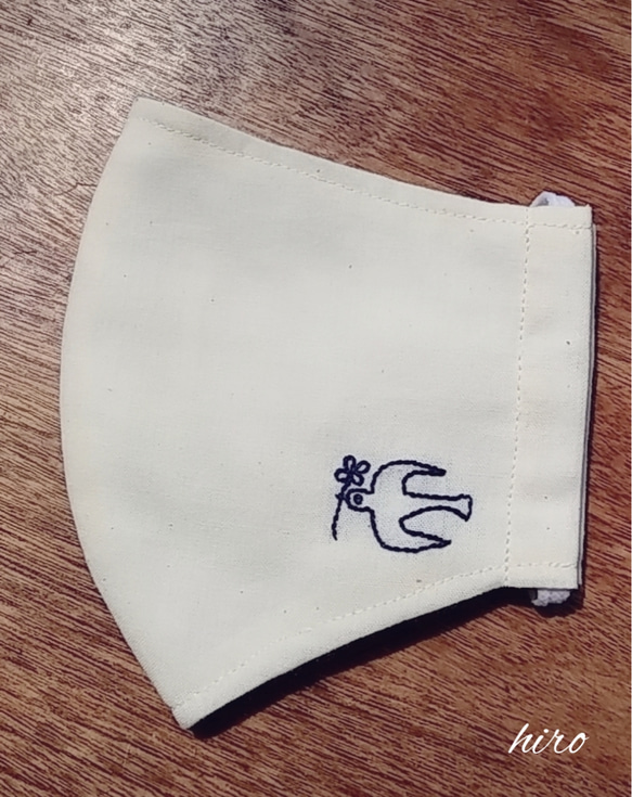 ワンポイント刺繍 立体マスク【大人用】つばめクローバー(ネイビー) 1枚目の画像