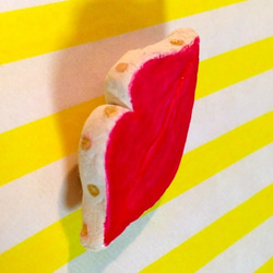 SALE! クレイブローチ (red lip & letter） 3枚目の画像