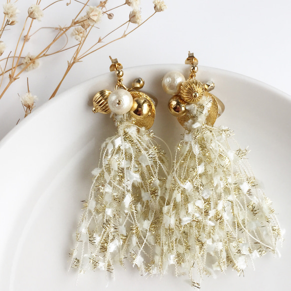 gold volume beads × Avril tassel ピアス／イヤリング 2枚目の画像