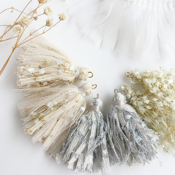 Avril volume tassel × clear gold round ピアス／イヤリング 3枚目の画像