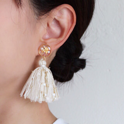 Avril volume tassel × clear gold round ピアス／イヤリング 4枚目の画像