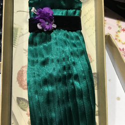 重現奧黛麗赫本「窈窕淑女」劇中穿的綠色百摺背帶裙套裝。 第6張的照片