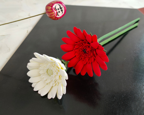クレイの紅白ガーベラ2本セット サンタさん＆赤だるまピック付き