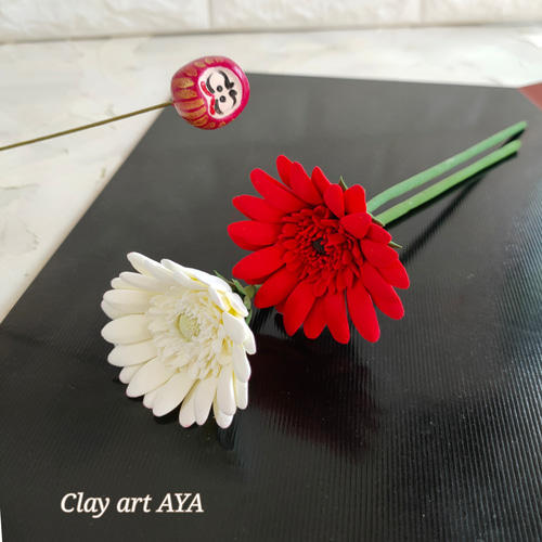 クレイの紅白ガーベラ2本セット サンタさん＆赤だるまピック付き
