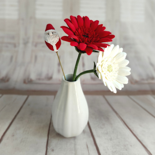 クレイの紅白ガーベラ2本セット サンタさん＆赤だるまピック付き