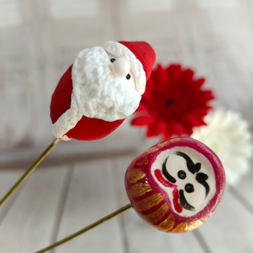 クレイの紅白ガーベラ2本セット サンタさん＆赤だるまピック付き