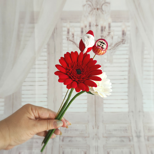 クレイの紅白ガーベラ2本セット サンタさん＆赤だるまピック付き