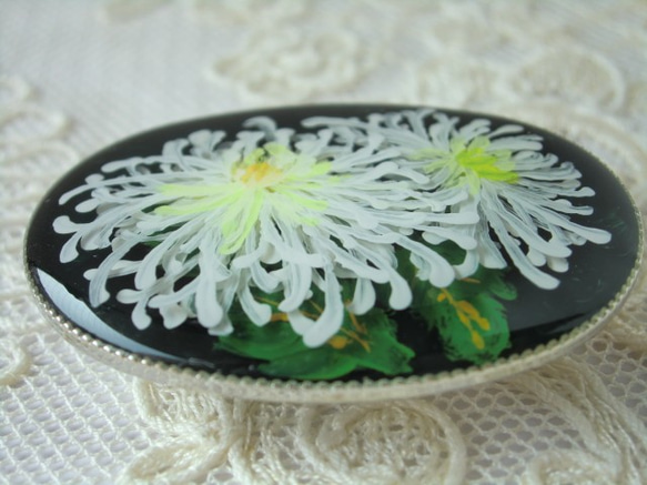 白い糸菊の花＊手描きレジンの帯留め 2枚目の画像