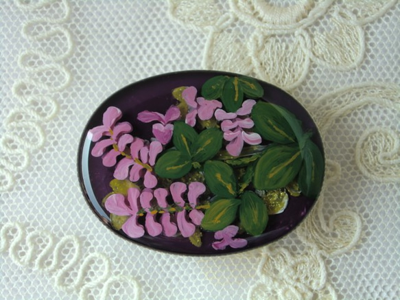 萩の花（紫）＊手描きレジンの帯留め 2枚目の画像