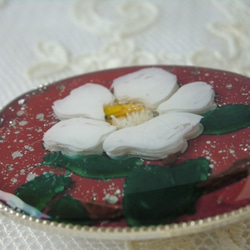 白椿の花＊レジンの帯留め 2枚目の画像