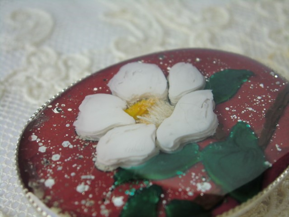 白椿の花＊レジンの帯留め 3枚目の画像