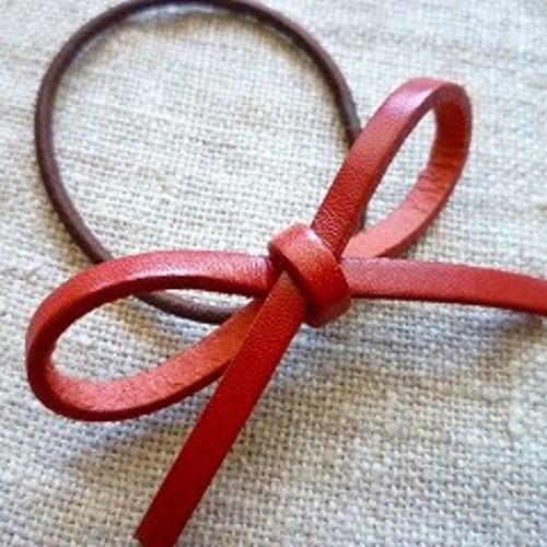 ハンドメイド 赤 レザー ヘアゴム 受注制作】レザーリボンのヘアゴム・赤色 ヘアゴム kiito 通販 5656720