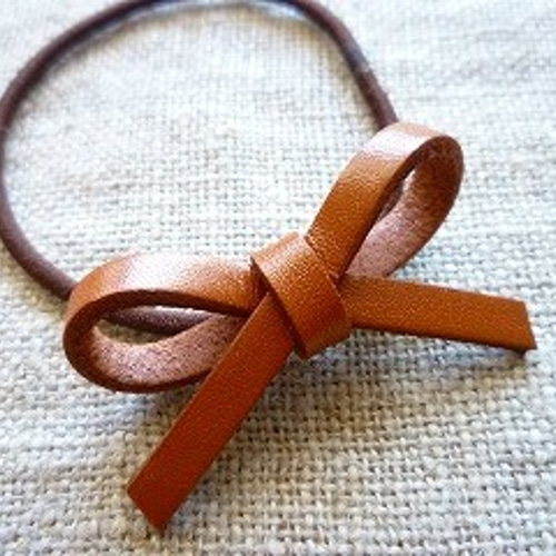 受注制作】レザーリボンのヘアゴム・小タイプ 赤茶色 ヘアゴム kiito