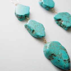 SALE!!【14kgf 】slice magnesite turquoise / マグネサイトターコイズ大粒連 ピアス 3枚目の画像