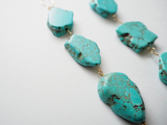 SALE!!【14kgf 】slice magnesite turquoise / マグネサイトターコイズ大粒連 ピアス 3枚目の画像