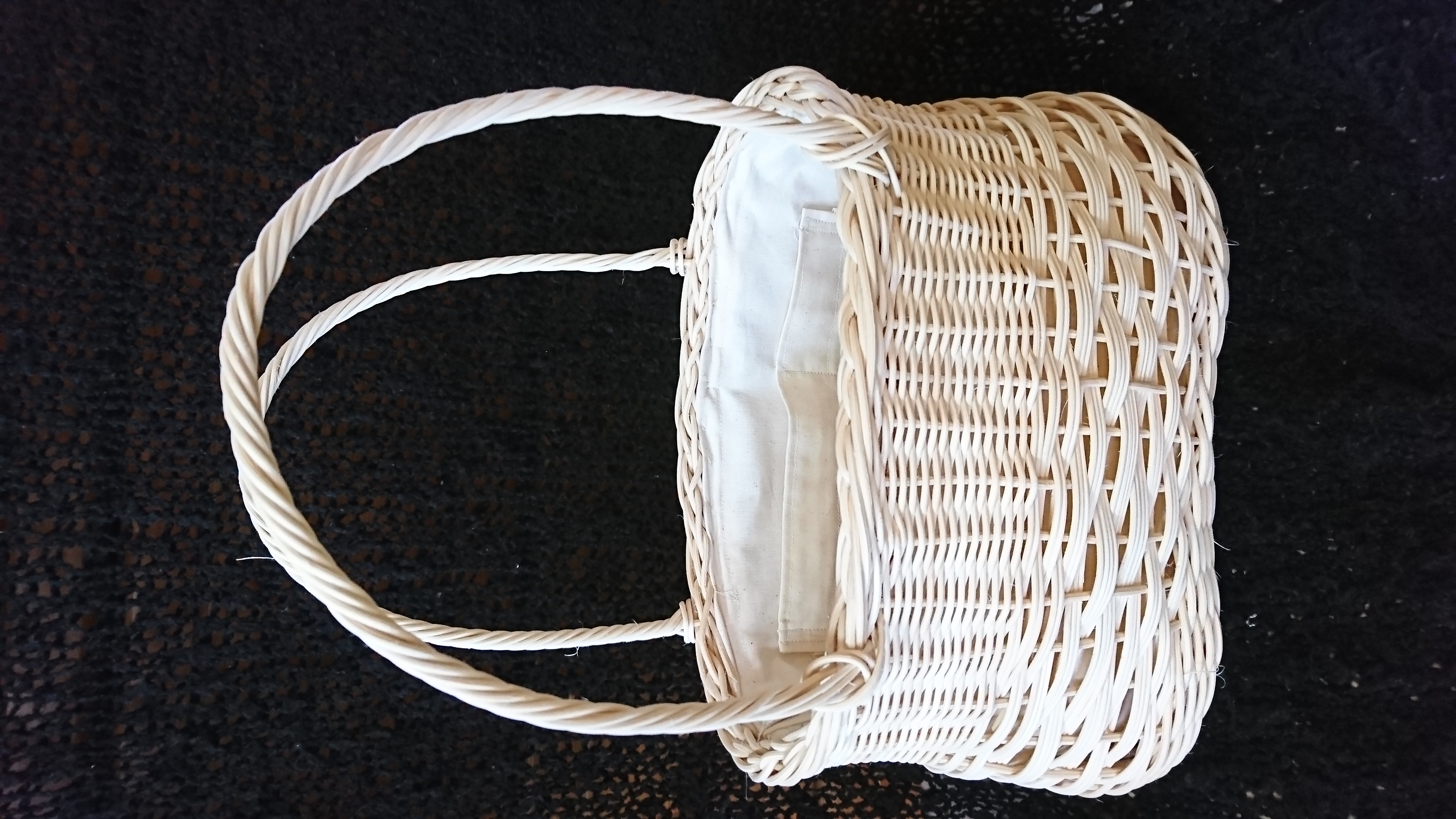 ちょっぴりくびれた籠バッグ（籐）