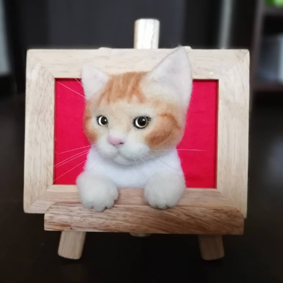 斜めを向いた茶トラ白の額縁リアル子猫 愛猫 リアル 猫 羊毛フェルト