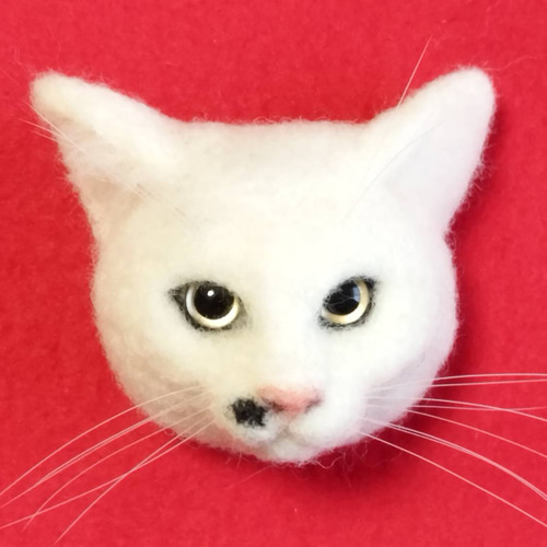 白黒ぶちの猫ブローチ408 猫ブローチ 羊毛フェルト 羊毛フェルト