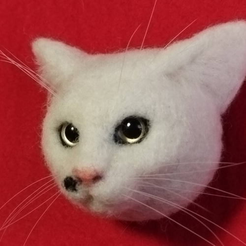 羊毛フェルト猫 白猫ブローチ 白猫のブローチ 548 羊毛フェルト 猫 リアル ぬいぐるみ 愛猫
