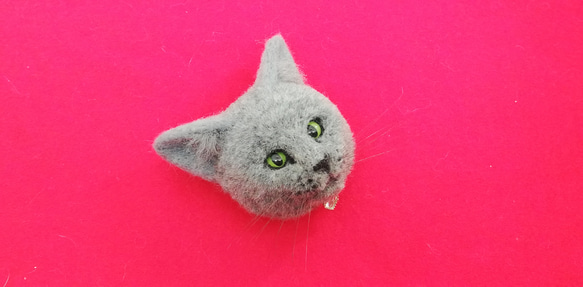 ロシアンブルーの猫ブローチ　羊毛フェルト　猫　リアル　ぬいぐるみ　愛猫　植毛　ロシアンブルー　ブローチ 2枚目の画像