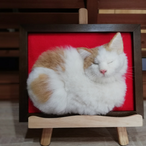 ハンドメイド 羊毛フェルト 猫 白茶猫 香箱座り 人形 みやすい