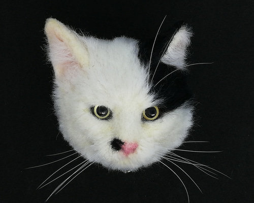 白黒ぶちの猫ブローチ 羊毛フェルト 猫ブローチ リアル