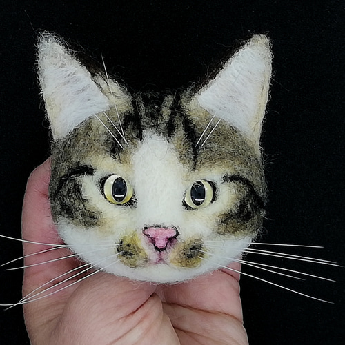 キジ白の猫ブローチ506 羊毛フェルト リアル 猫 ぬいぐるみ 愛猫 