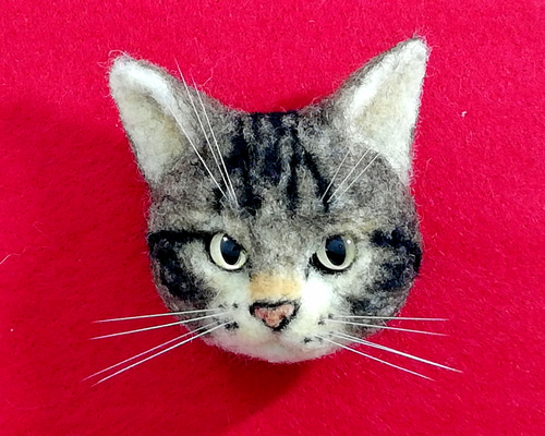 小さめキジトラ猫のブローチ 羊毛フェルト 猫家 通販｜クリーマ