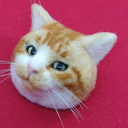 茶トラ白猫のブローチ 羊毛フェルト 猫家 通販 8712904｜Creema