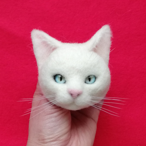 白猫のブローチ 548 羊毛フェルト 猫 リアル ぬいぐるみ 愛猫 ブローチ