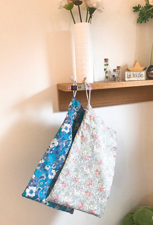 <小物入れ、オムツ袋に>フリル巾着▶️可愛い花柄 1枚目の画像