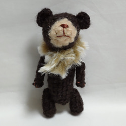 毛糸で編んだ茶色いクマさん 2枚目の画像