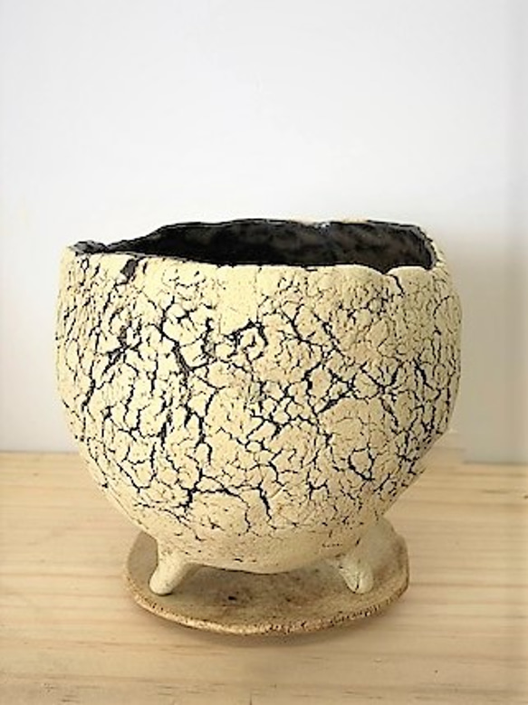 ーHIBIKI　Sサイズーオリジナルハンドメイド手びねり陶器植木鉢、三つ足皿付きヒビ模様 1枚目の画像