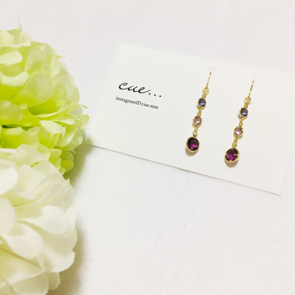 スワロフスキー シャネルストーンの3連 揺れるピアス/イヤリング